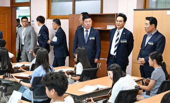 통기타 수업 참관하는 안민석 경기도교육감