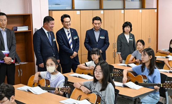 통기타 수업 참관하는 안민석 경기도교육감