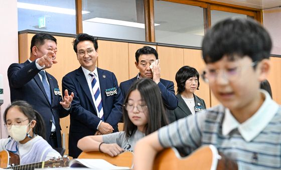 통기타 수업 참관하는 안민석 경기도교육감