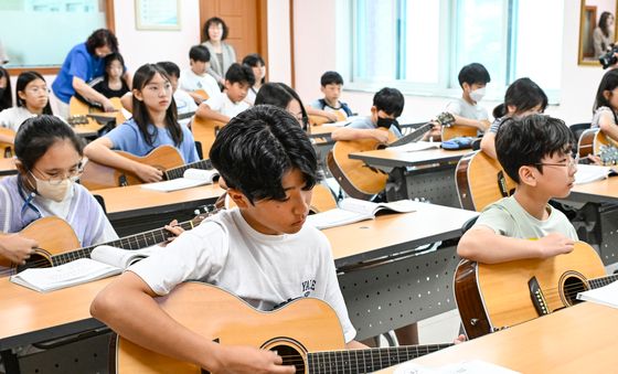 통기타 배우는 학생들