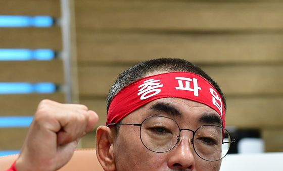 구호 외치는 김성호 포스코 노조위원장
