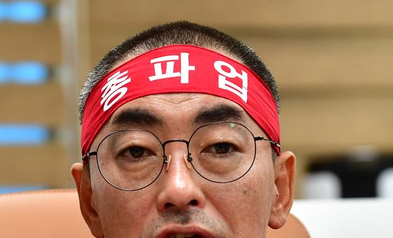 기자회견 갖는 김성호 포스코 노조위원장