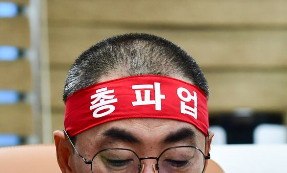 무거운 표정의 김성호 위원장