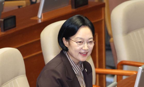 본회의 입장하는 한성숙 총리
