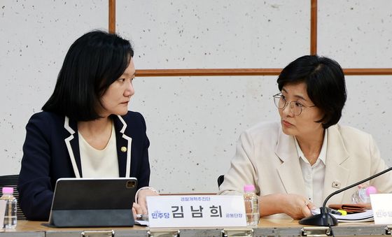 대화 나누는 김남희 단장과 임미애 의원