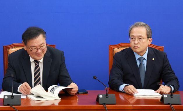 선관위개혁TF 활동결과 보고 전달식 참석한 송기현 단장과 김태년 의원
