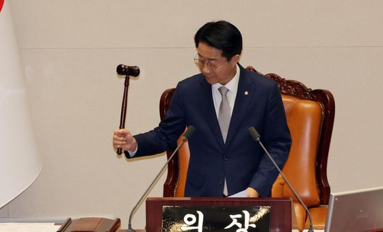 의사봉 두드리는 조정식 국회의장