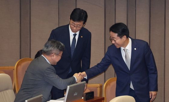 악수 나누는 조정식·윤호중