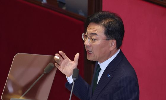 대표연설하는 신장식 대표