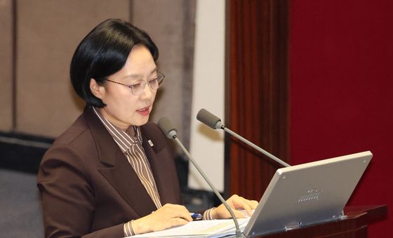 대정부질문 답하는 한성숙 총리