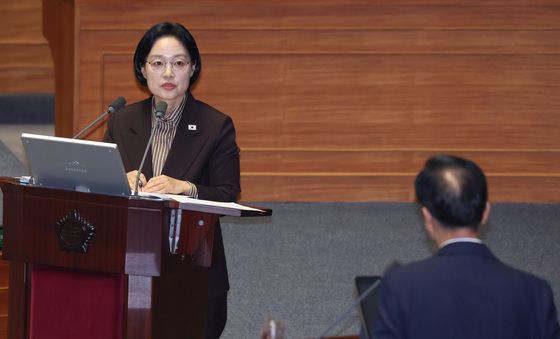 정치에 관한 질문 답변하는 한성숙 총리