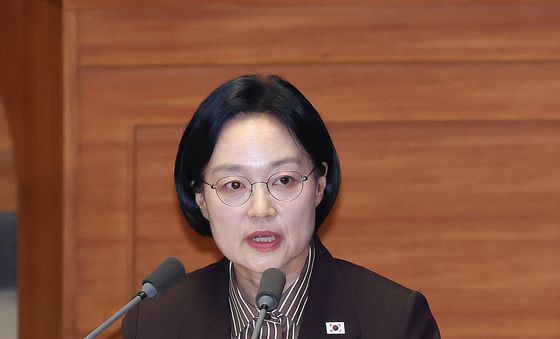 한성숙 총리, 대정부 질문 답변
