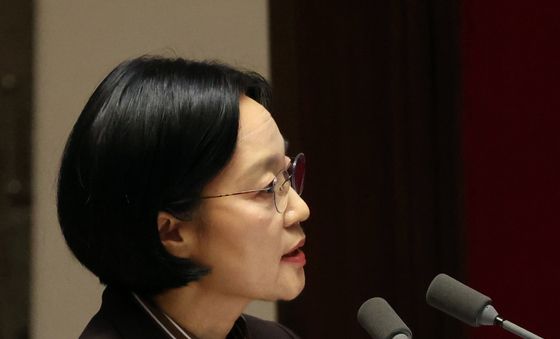 한성숙 총리, 대정부질문 답변
