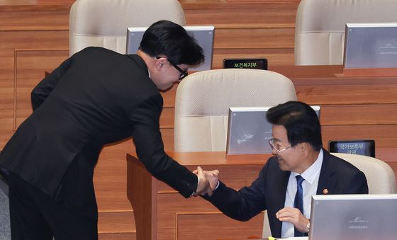 인사하는 한동훈·정동영