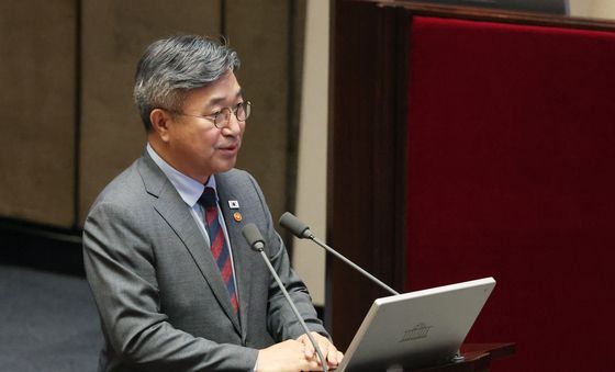 윤호중 장관, 대정부질문 답변