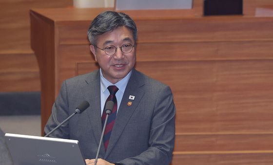 답변하는 윤호중 장관