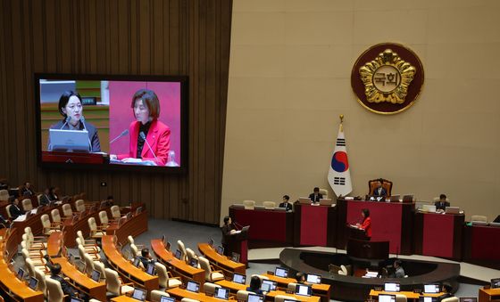 나경원 의원 질문에 답하는 한성숙 총리