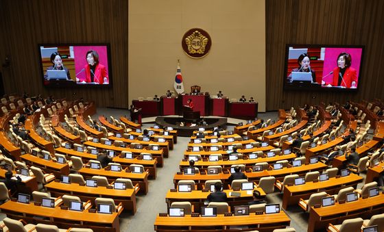 나경원 의원 질문에 답하는 한성숙 총리