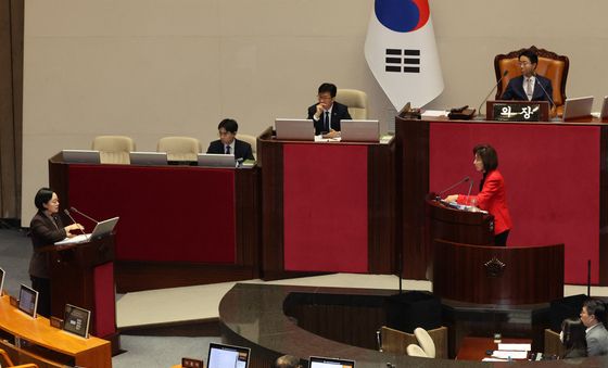 野 의원 질의에 답하는 한성숙 총리