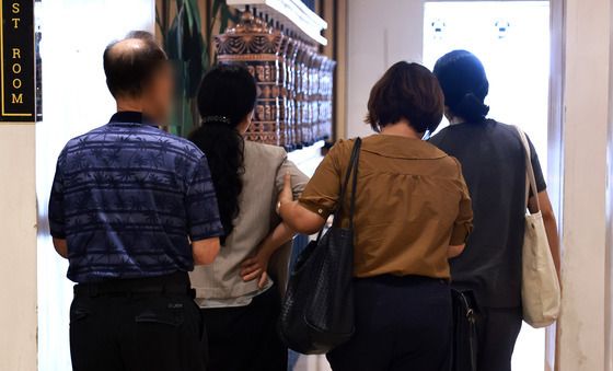 부축 받으며 회견장 나서는 남동발전 실종자 가족