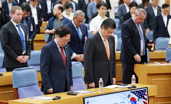 묵념하는 유동원 의원과 제임스 김 회장