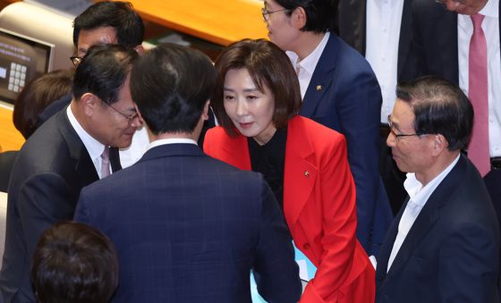 의원들 격려받는 나경원