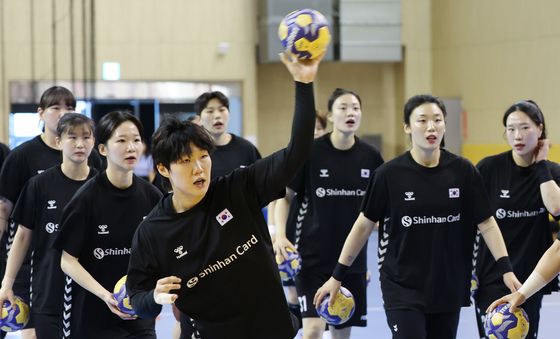 훈련하는 여자 핸드볼 국가대표팀