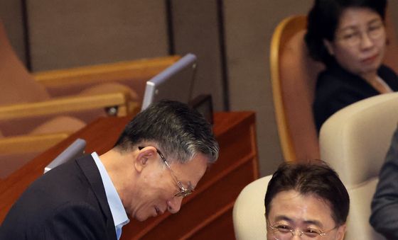 이진수 직무대행 격려해 주는 정성호 전 장관