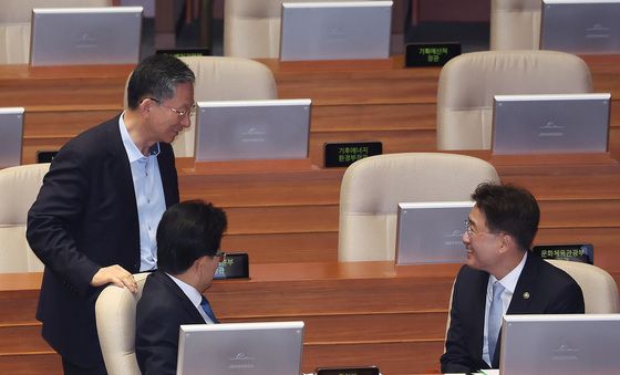 이진수 차관과 대화하는 정성호