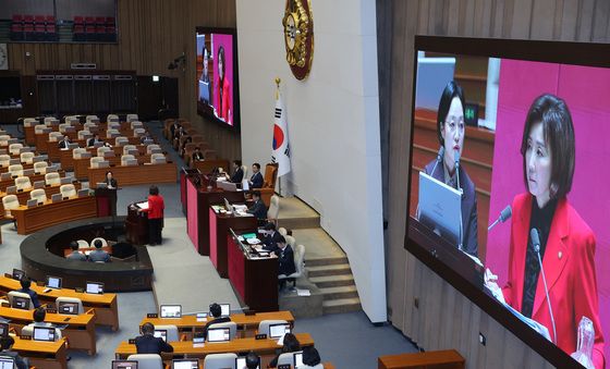 정치에 관한 질문 이어지는 대정부 질문