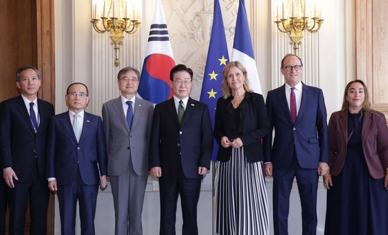 브론 피베 프랑스 하원의장과 기념촬영하는 이재명 대통령