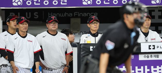 경기 집중하는 LG 코칭스텝, 4위로 밀려날 순 없지!