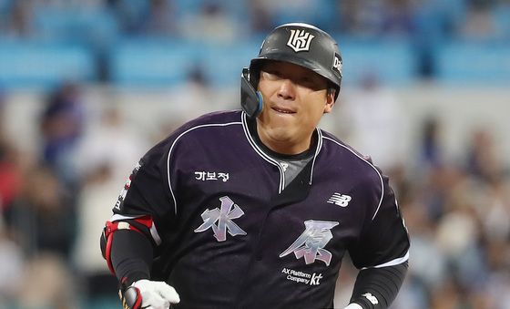 0-0 균형 깨고 달리는 김현수