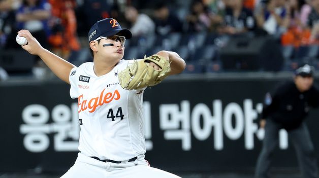 마무리 투구하는 김서현