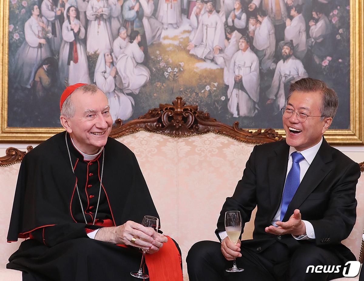 2018年、ムーンジェイン大統領は、イタリア司教でバチカンピエトロパロリン(枢機inal)との夕食について話しています。 (ブルーハウスが提供)