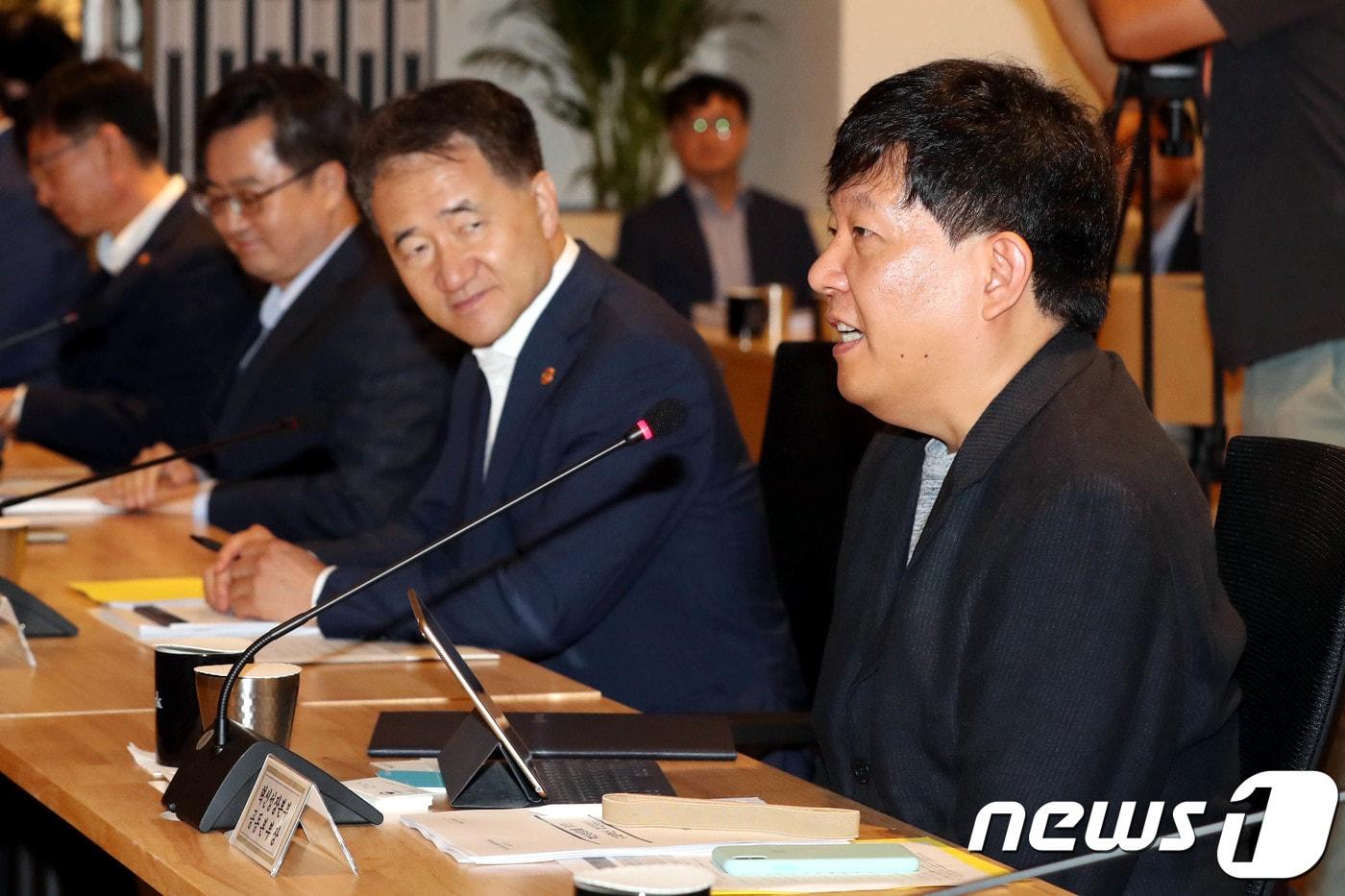 이재웅 혁신성장본부 공동본부장이 지난 2018년 8월 2일 오전 서울 중구 서울스퀘어 위워크 서울역점에서 열린 혁신성장 관계장관회의에서 위촉장을 수여받은 뒤 인사말을 하고 있다.2018.8.2/뉴스1 ⓒ News1 이광호 기자