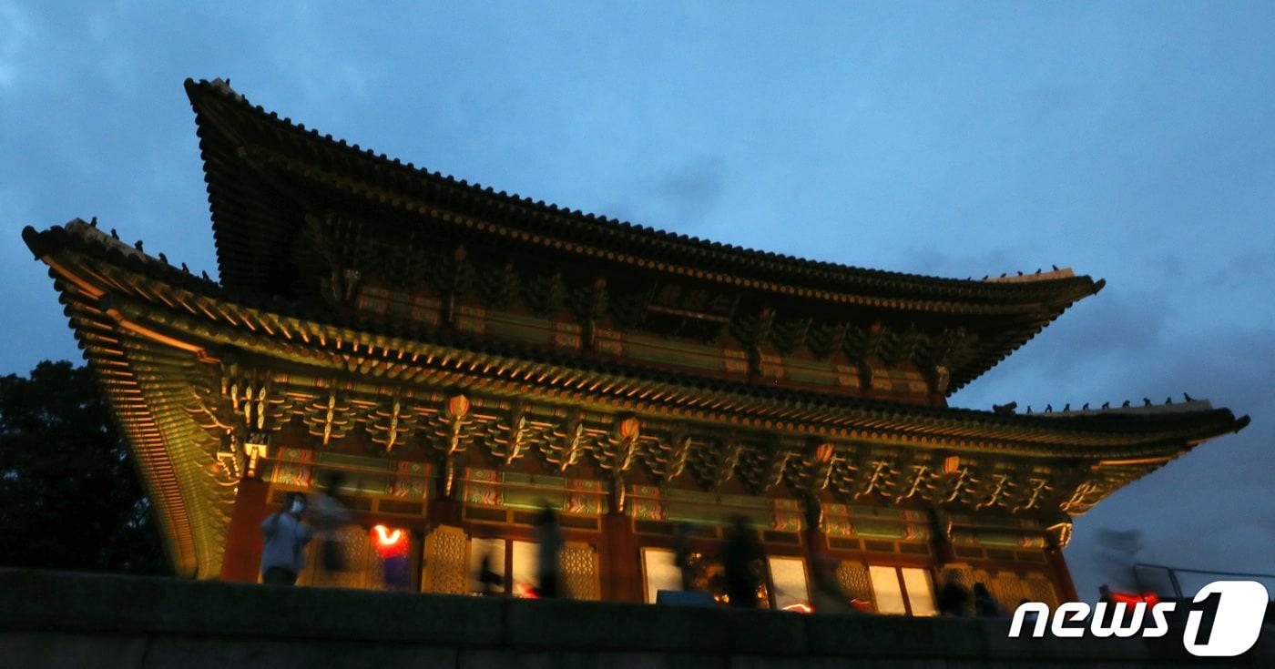 본문 이미지 - 창덕궁의 야경.ⓒ 뉴스1 이동해 기자