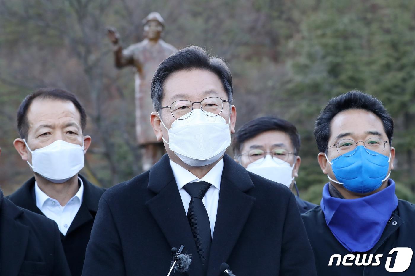 이재명 더불어민주당 대선 후보가 13일 오후 경북 포항시 남구 포항공과대학교(포스텍)에서 열린 청암 박태준 10주기 추모제에 참석해 박태준 선생에 대한 추모사를 전하고 있다. 2021.12.13/뉴스1 ⓒ News1 공정식 기자