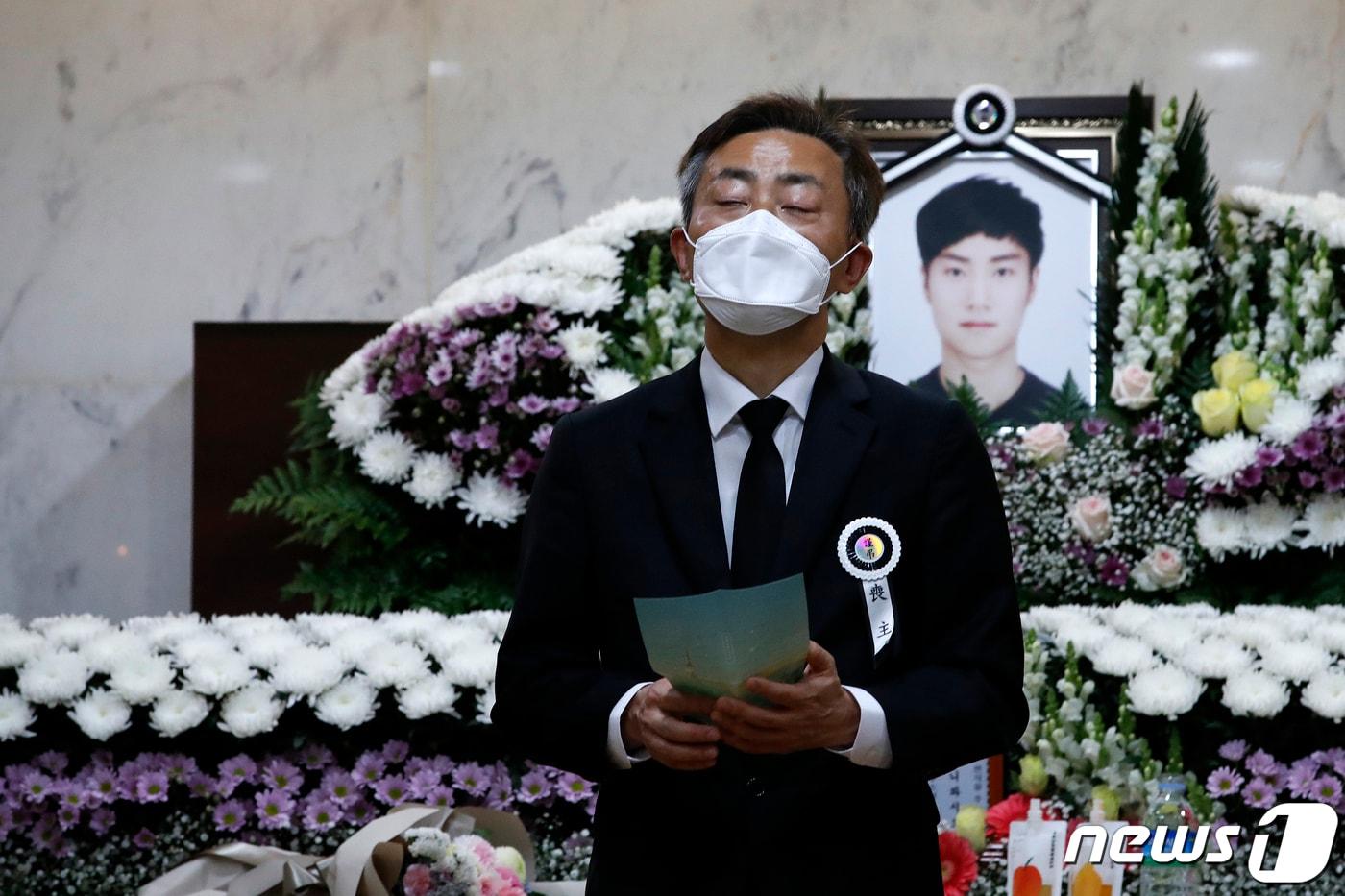 5일 오전 서울 서초구 서울성모병원에서 지난달 25일 새벽 반포 한강 둔치에서 실종된지 6일만에 주검으로 발견된 대학생 고(故) 손정민군의 발인을 앞두고 아버지 손현씨가 아들에게 보내는 편지를 낭독하다 생각에 잠겨있다. 2021.5.5/뉴스1 ⓒ News1 이승배 기자
