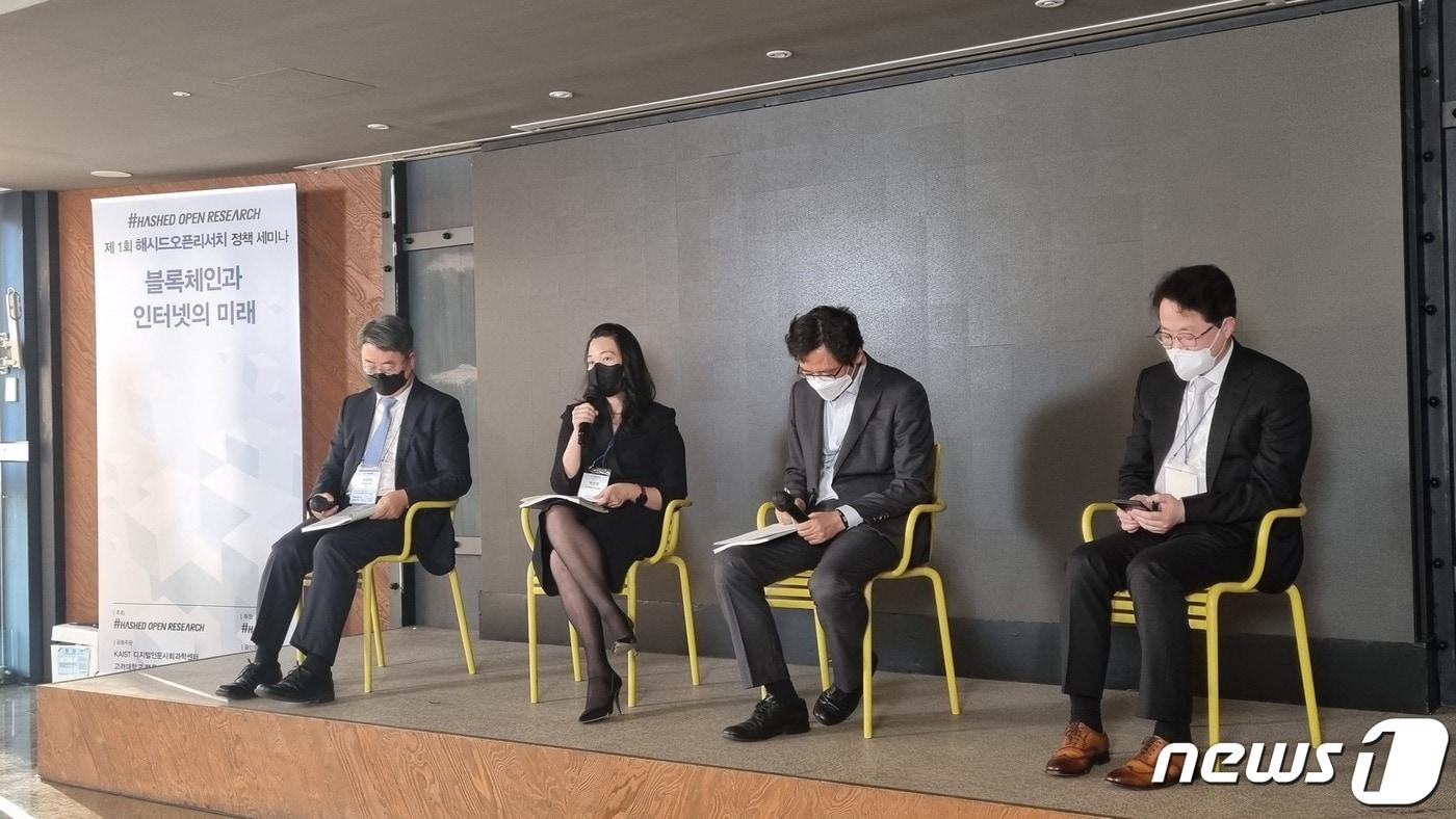 해시드오픈리서치(HOR) 제1차 정책세미나 4세션 '법과 제도의 정비'에 참석해 토론을 진행하는 참가자들의 모습. 왼쪽부터 송창영 법무법인 세한 변호사, 박선영 동국대 경제학과 교수, 천창민 서울과학기술대학교 경영학과 교수, 이한진 김앤장 변호사 (박소은 기자)