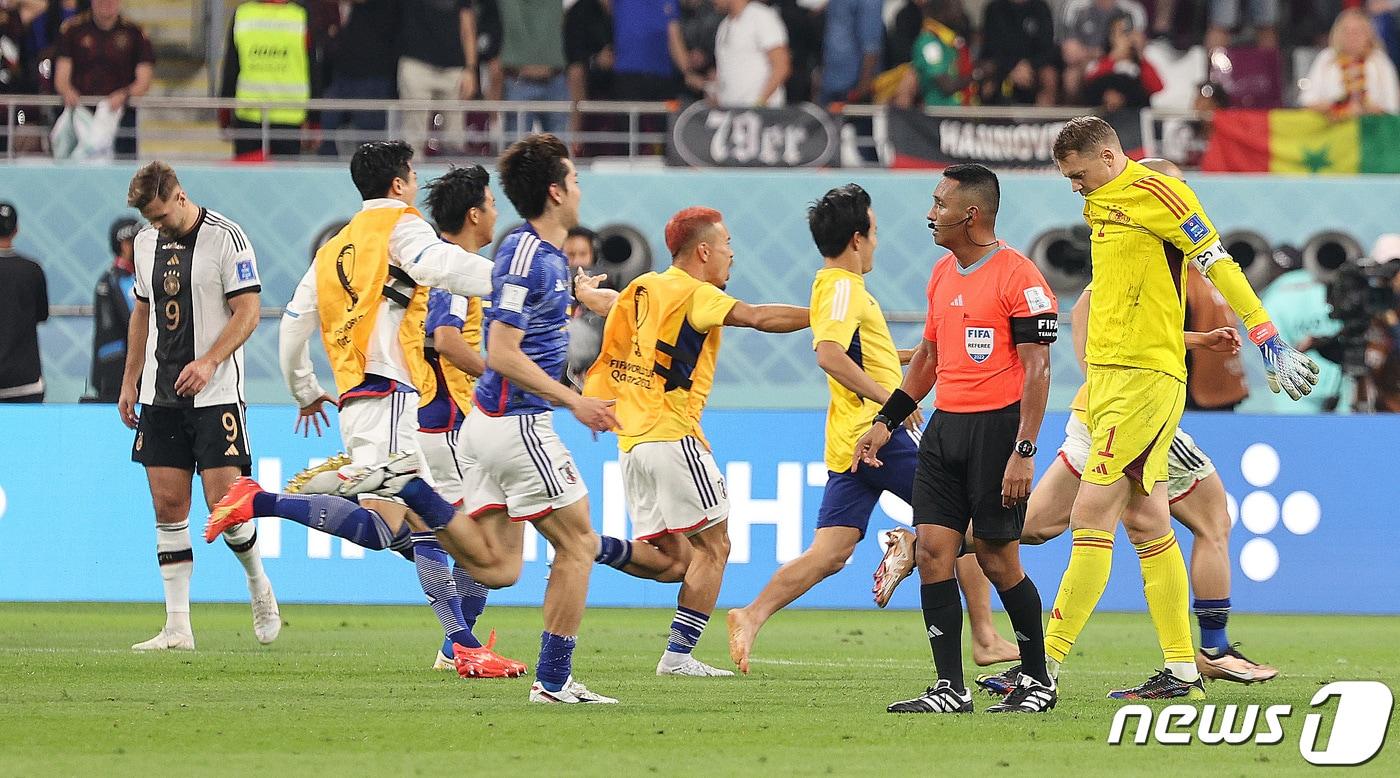 23일(현지시간) 오후 알라이얀의 할리파 인터내셔널 스타디움에서 열린 2022 카타르 월드컵 E조 일본과 독일의 경기에서 2대1 역전승을 거둔 일본 선수들이 기쁨을 나누고 있다. 아쉬워하는 독일 골키퍼 노이어. 2022.11.24/뉴스1 ⓒ News1 이동해 기자