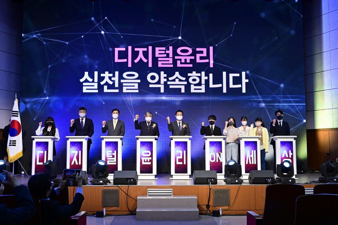 (왼쪽부터) 디지털윤리 홍보대사 크리에이터 최예린(활동명 옐언니), 국방부 한승희 병영문화혁신담당관, 주식회사 케이티 박효일 본부장, 방송통신위원회 한상혁 위원장님, 한국지능정보사회진흥원 황종성 원장님, 디지털윤리 홍보대사 나희선(활동명 도티), 영덕야성초등학교 송승주, 고민주, 김예원 학생, 삼포초등학교 교사 심정섭 (방통위 제공)