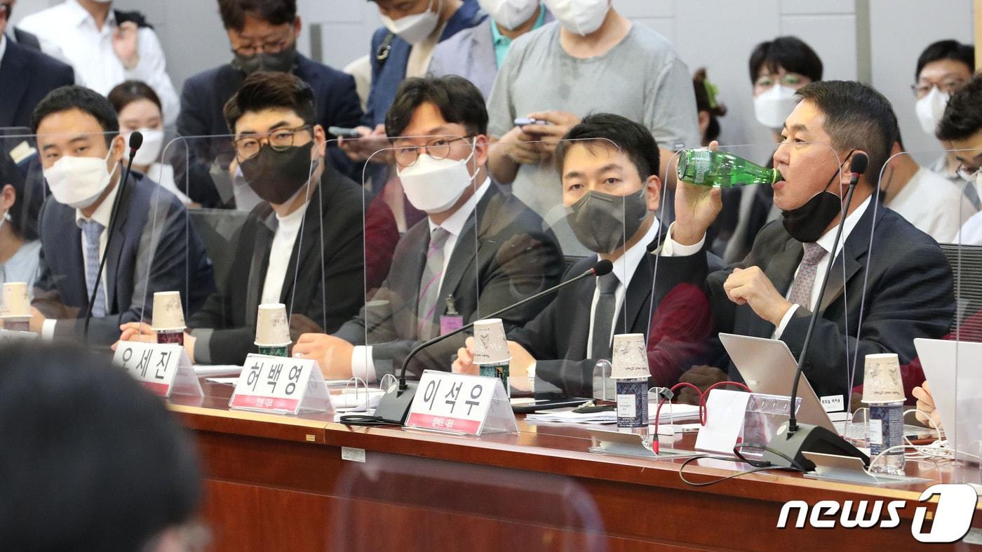 서울 여의도 국회의원회관에서 열린 '디지털 자산기본법 제정과 코인 마켓 투자자보호 대책 긴급 당정 간담회'에서 이석우 업비트 대표, 허백영 빗썸 대표, 강명구 코인원 부대표, 오세진 코빗 대표, 이준행 고팍스 대표 등 참석자들이 성일종 정책위의장의 모두발언을 경청하고 있다. (공동취재) 2022.5.24/뉴스1 ⓒ News1 허경 기자