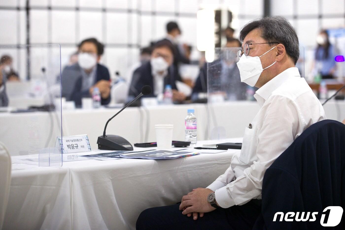 박윤규 과학기술정보통신부 제2차관이 지난 7월28일 오전 서울 용산구 전파플레이그라운드에서 '디지털 신산업 서비스 활성화 지원' 주제로 열린 '제6차 디지털 국정과제 연속 현장 간담회'에서 발표를 듣고 있다.(과학기술정보통신부 제공) 2022.7.28/뉴스1