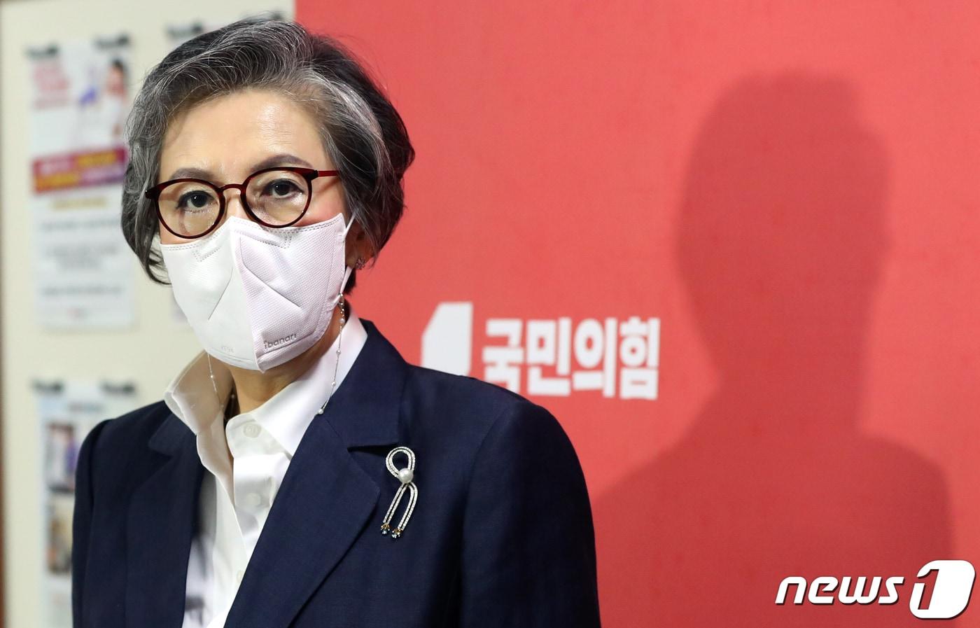 이양희 국민의힘 중앙윤리위원장이 22일 서울 여의도 국회 국민의힘 대회의실에서 열린 김성원 국민의힘 의원의 징계 여부를 논의할 당 중앙윤리위원회에 앞서 언론 보도와 관련된 입장을 밝히고 있다. (공동취재) 2022.8.22/뉴스1 ⓒ News1 허경 기자