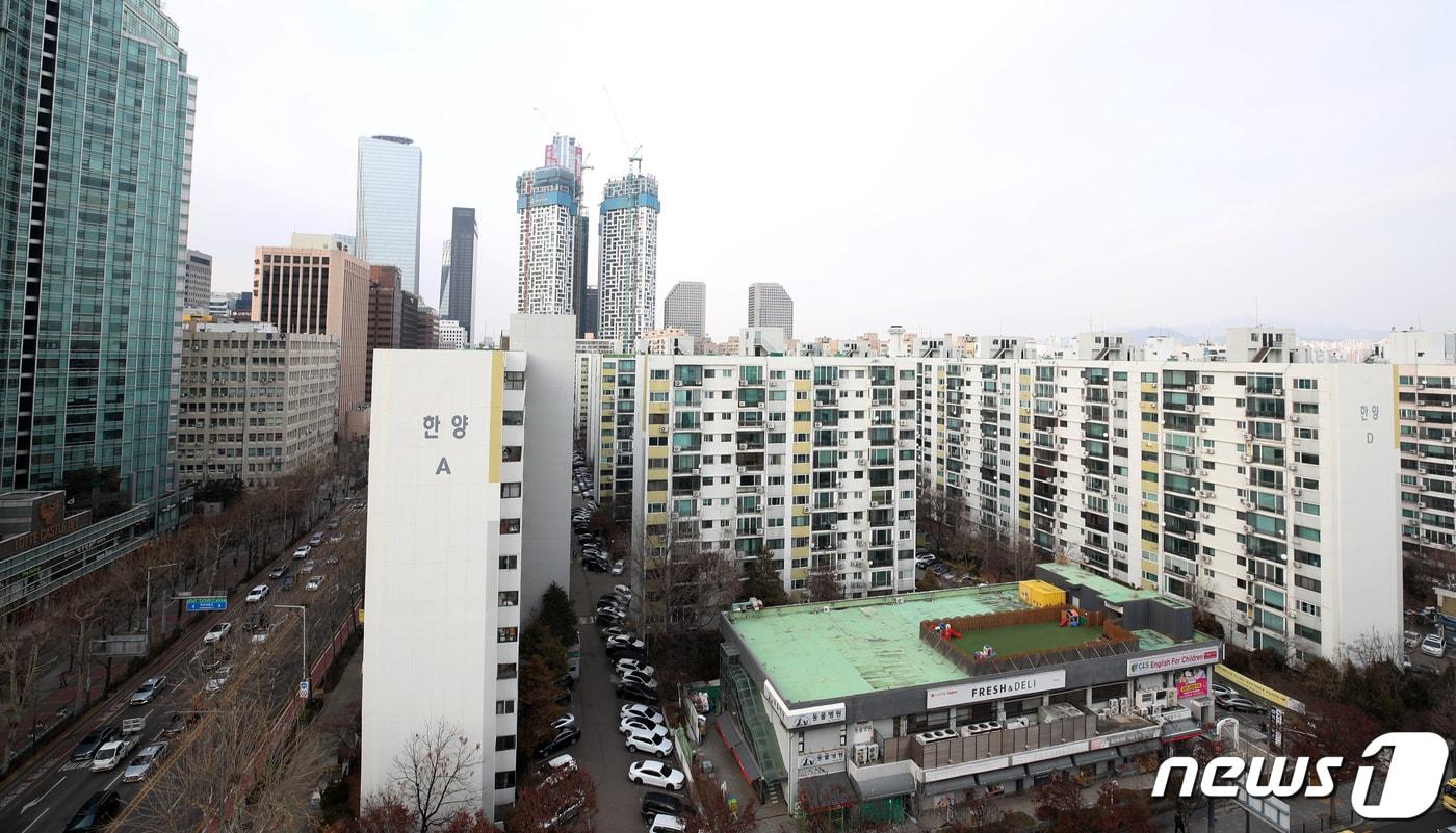 서울 영등포구 여의도공원을 중심으로 동서로 나뉜 동여의도와 서여의도 분위기는 사뭇 다르다. 사진은 초고층 금융특화형주거단지로 거듭날 채비를 하고 있는 동여의도의 한양아파트 모습. 2023.1.19/뉴스1 ⓒ News1 이승배 기자