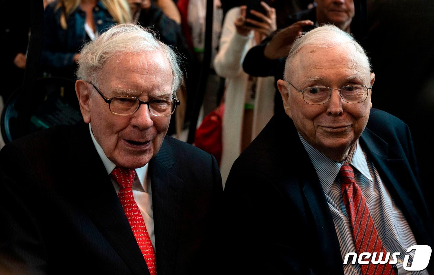 2019년 5월 오마하에서 열린 버크셔 해서웨이 주주총회에 참석한 워런 버핏과 찰리 멍거(오른쪽)/ AFP=뉴스1