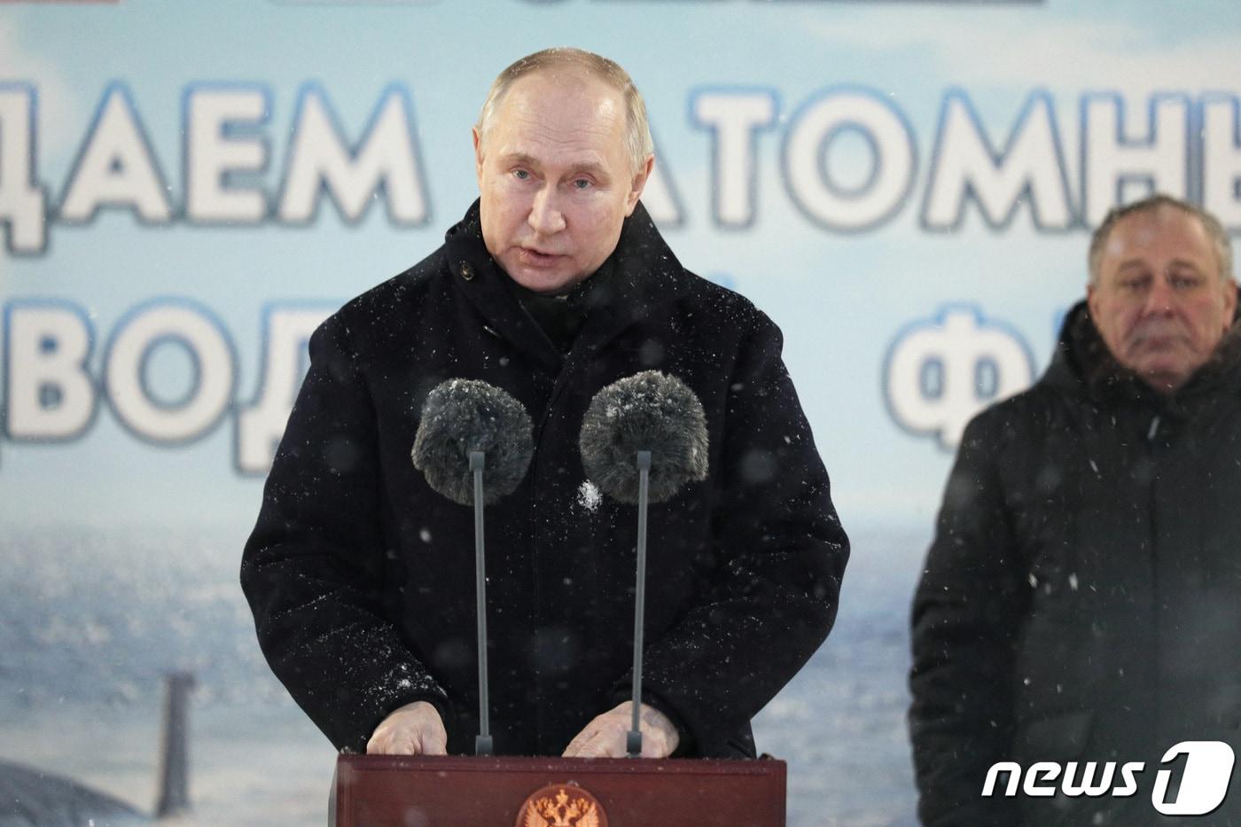 블라디미르 푸틴 러시아 대통령이 11일(현지시간) 세베로드빈스크의 세브마시 조선소에서 열린 신형 핵잠수함 2척 취역식에 참석해 “러시아 해군 현대화 계획을 이행하겠다”고 연설하고 있다. 2023.12.12 ⓒ 로이터=뉴스1 ⓒ News1 우동명 기자