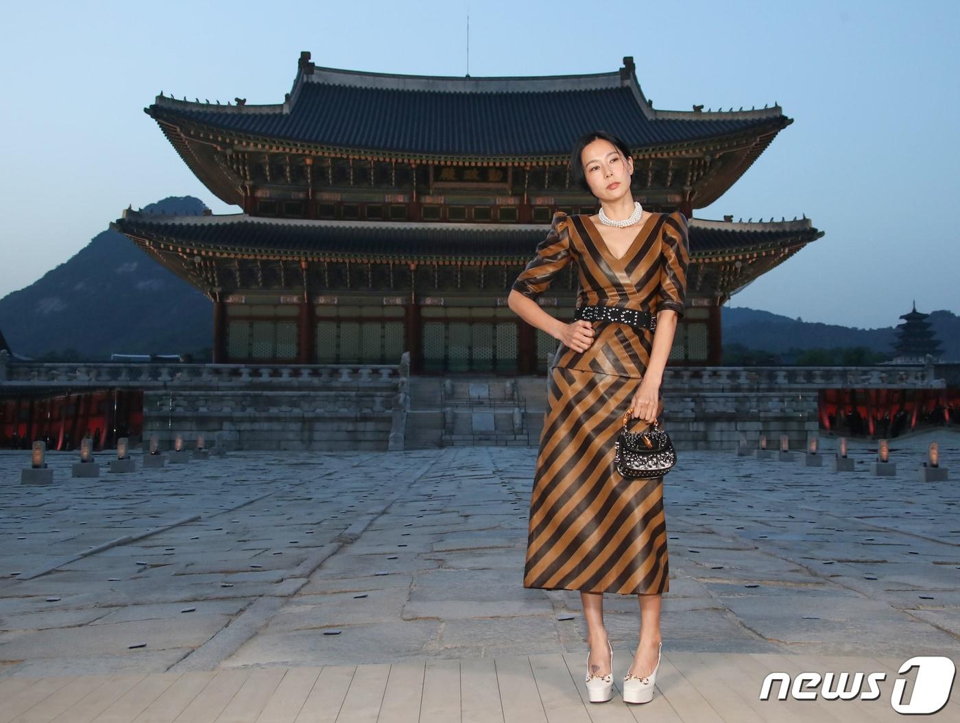 본문 이미지 - 방송인 김나영이 16일 서울 종로구 경복궁 근정전 입구에서 진행된 구찌(Gucci)의 2024 크루즈 쇼 포토콜 행사에서 포즈를 취하고 있다. 2023.5.17/뉴스1 ⓒ News1 권현진 기자