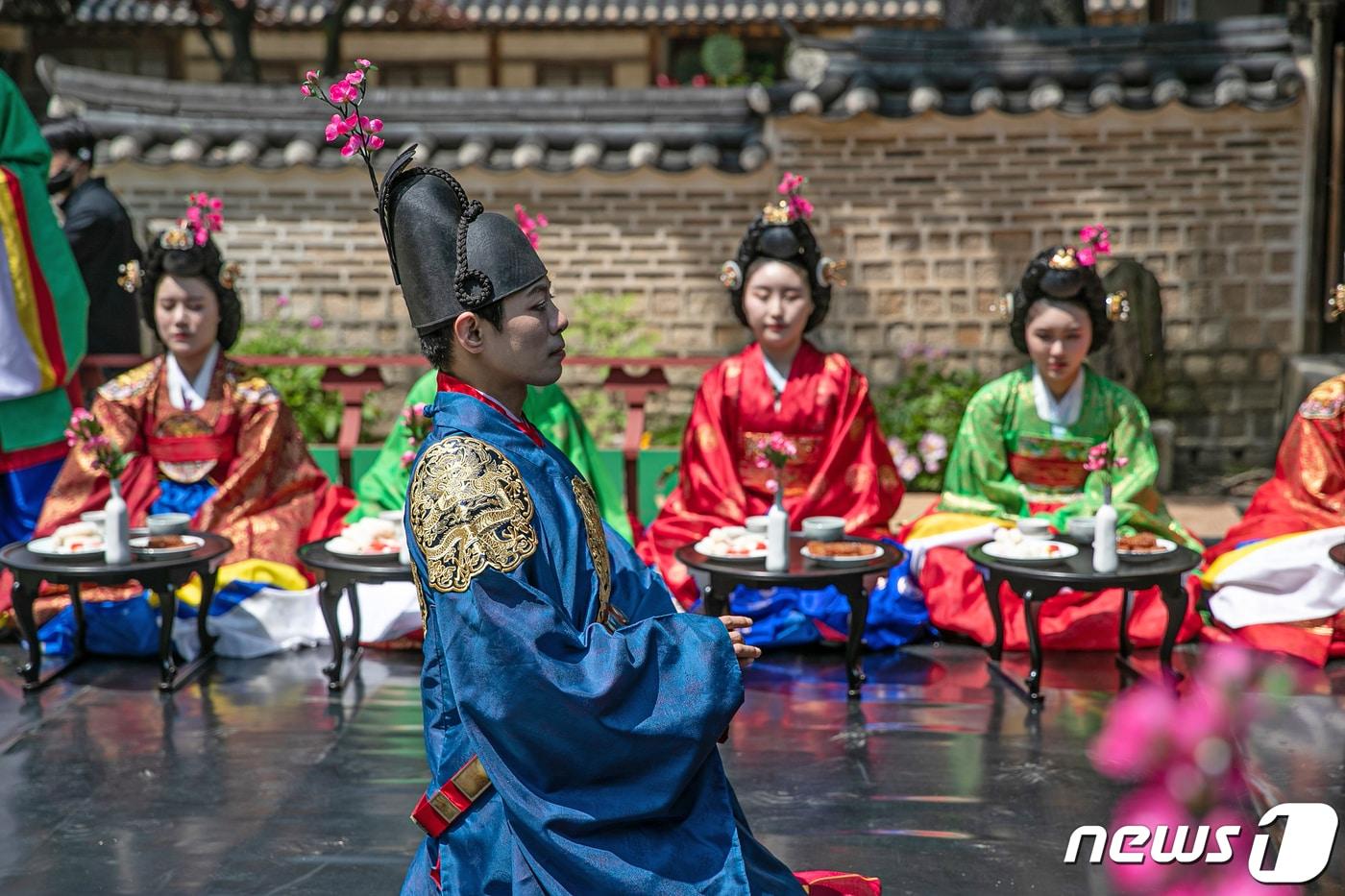 본문 이미지 - 서울 종로구 창덕궁 연경당에서 '조선 순조 무자년 연경당 진작례' 재현 행사 모습. ⓒ 뉴스1 이승배 기자